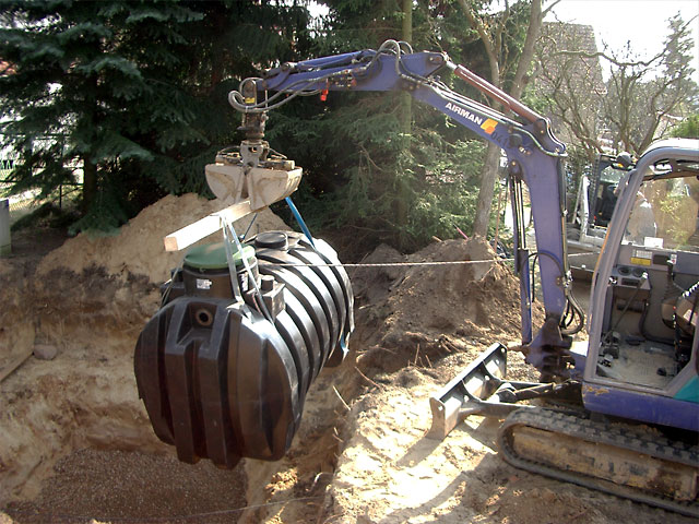 Schmutzwassertank einsetzten