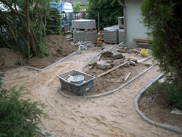 Unterbau der Pflasterung für einen Gartenweg mit Rasenborde