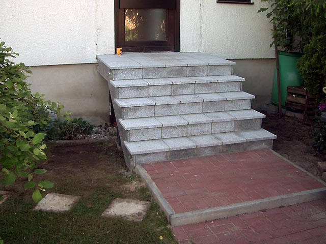 Sanierte Stahlbetontreppe mit Natursteinplatten