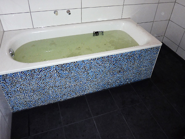 Badewanne mit Mosaikfliesen