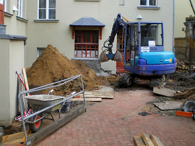 Baggern auf kleinestem Raum - Minibaggereinsatz im Innenhof